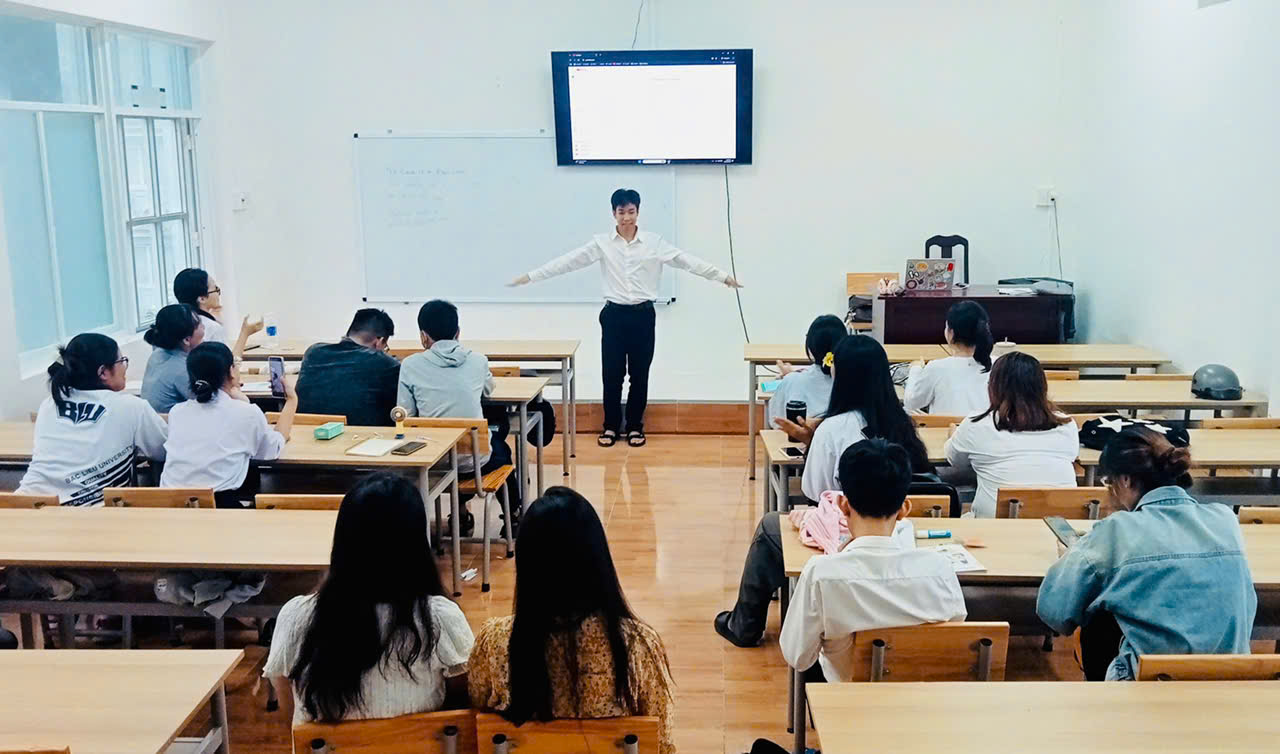 HOẠT ĐỘNG GIAO LƯU VĂN HÓA – VĂN NGHỆ GIỮA TRỢ GIẢNG TIẾNG ANH VÀ SINH VIÊN NGÔN NGỮ ANH